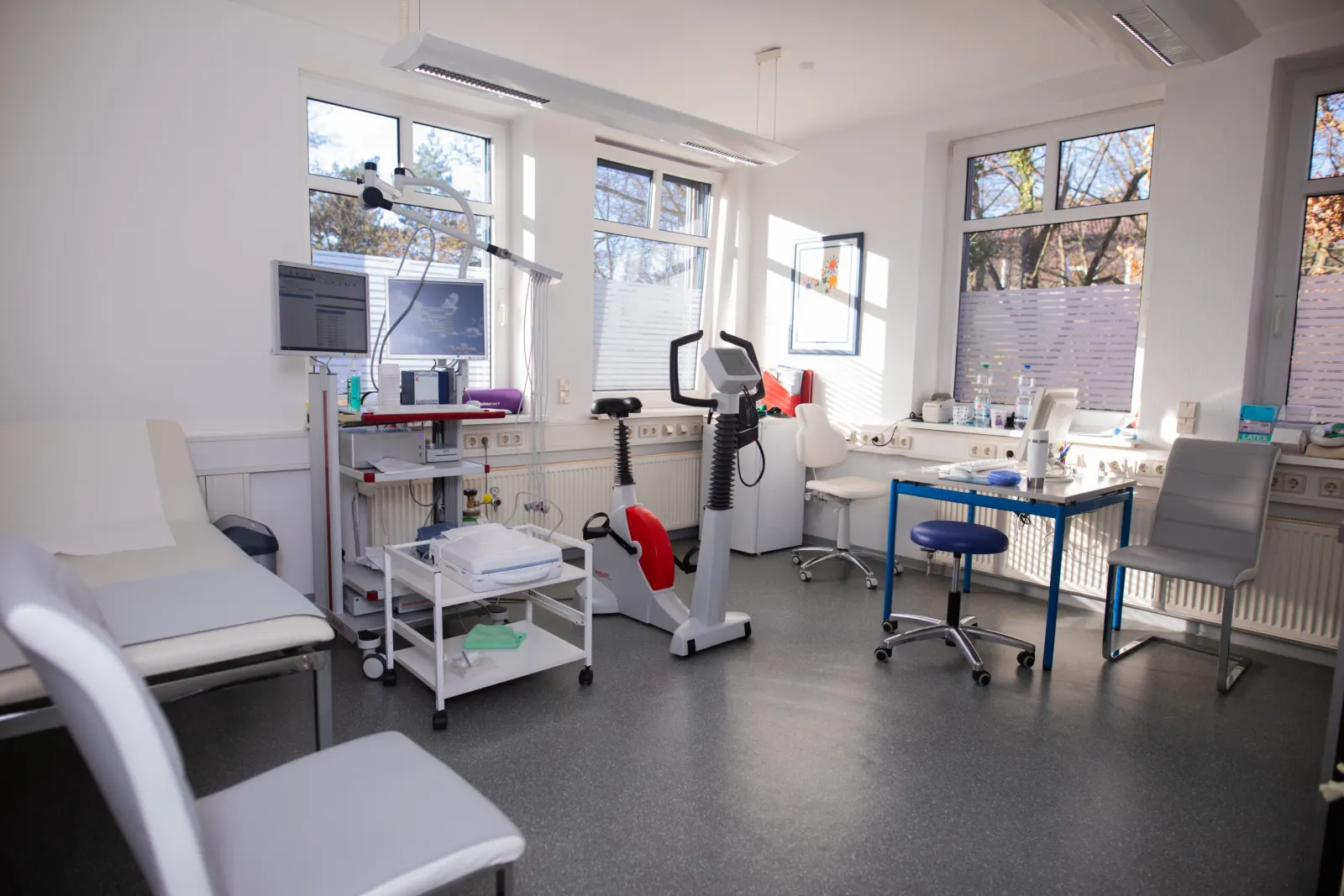 Untersuchungsraum der Praxis mit Liege und Ultraschall-Arbeitsplatz
